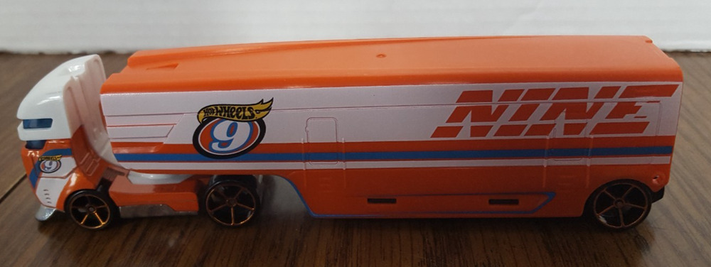 Hot Wheels Speedway Hauler(2015)